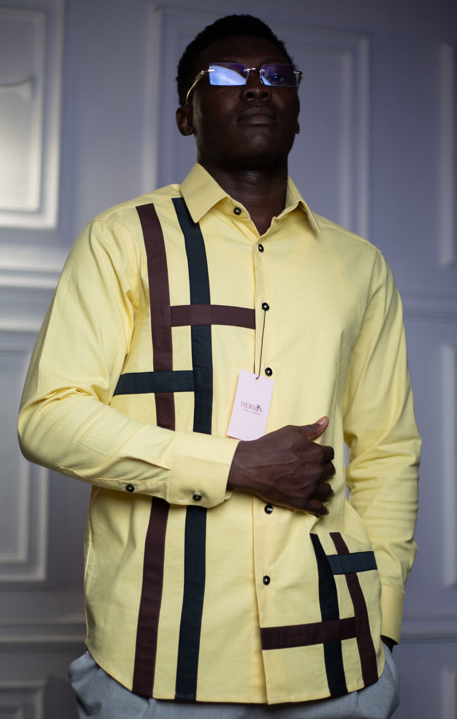 Chemise homme jaune pastel à bandes graphiques asymétriques