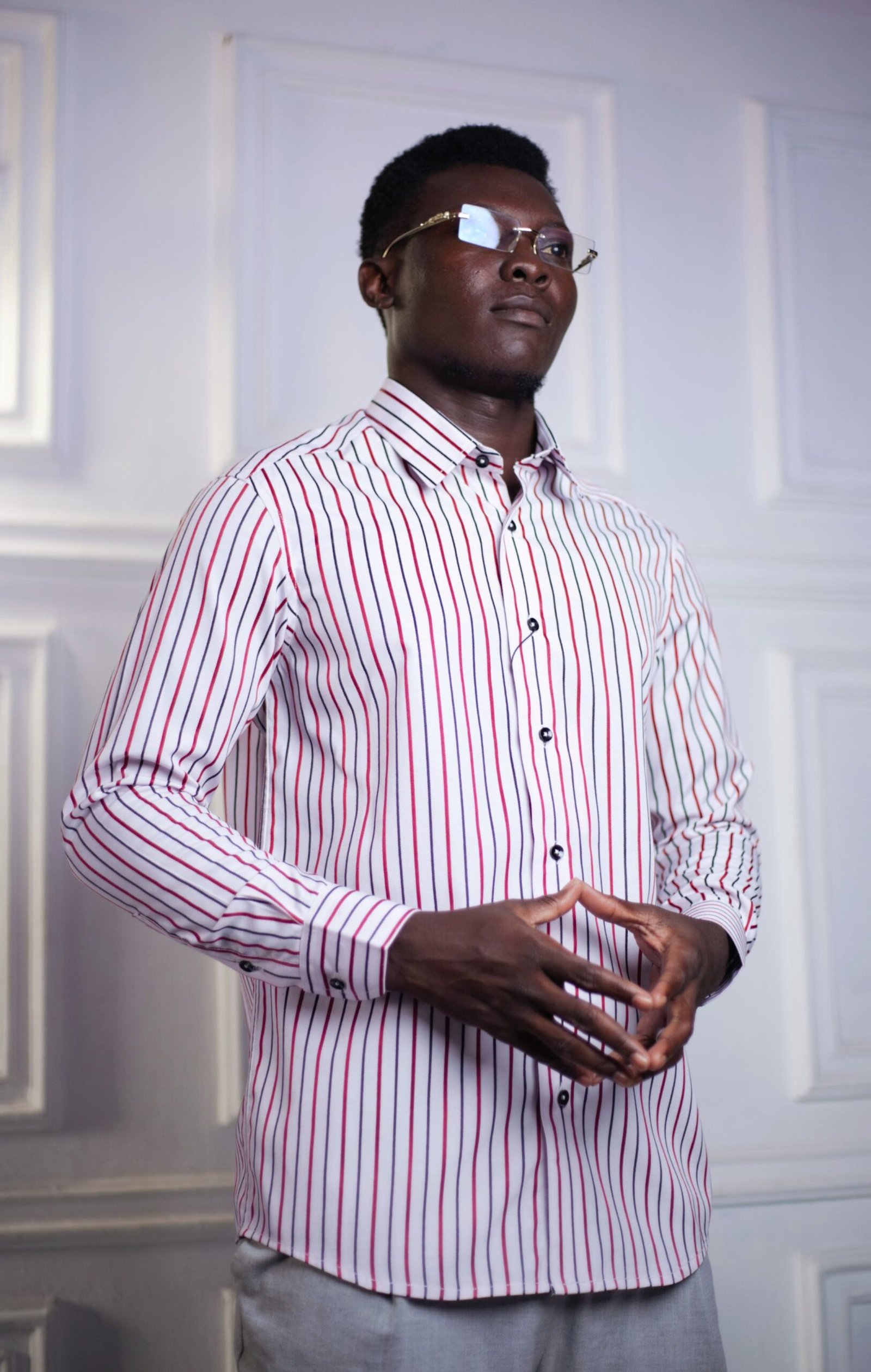 Chemise homme à rayures bordeaux et marines sur fond blanc