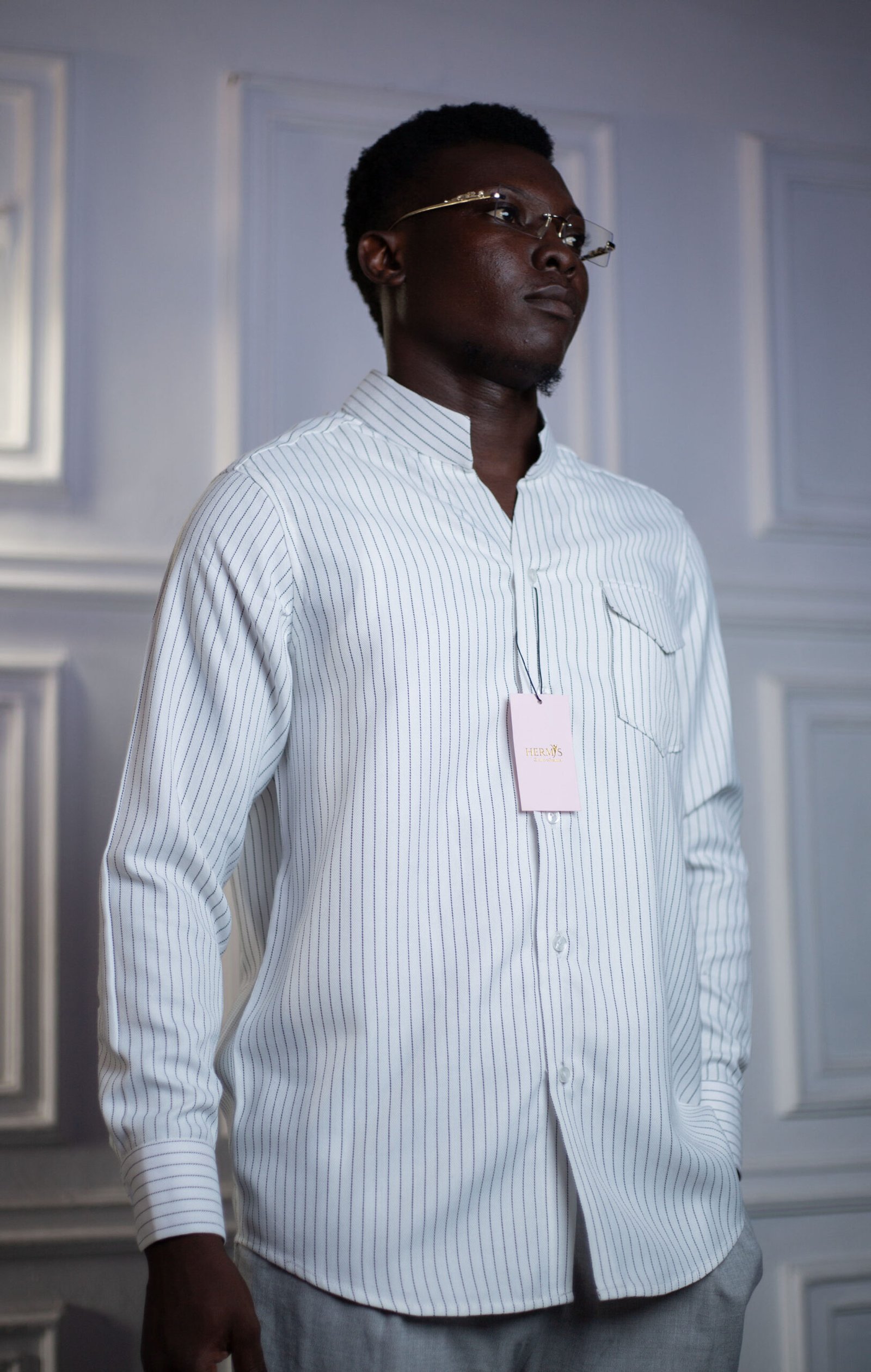 Chemise homme col officier à rayures fines marine sur fond blanc