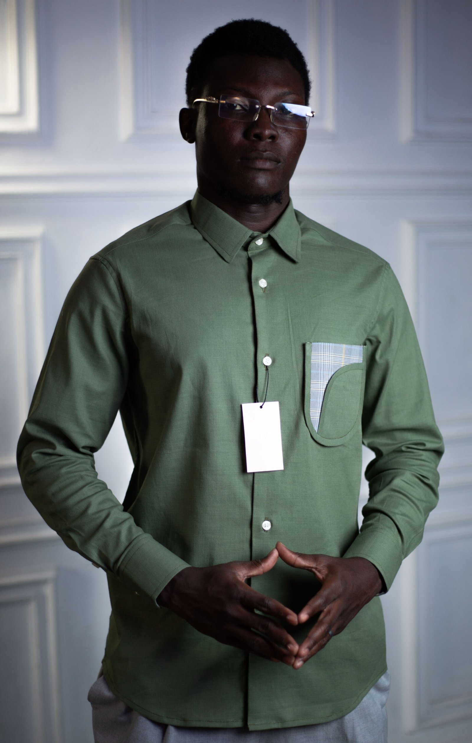 Chemise homme verte kaki avec poche poitrine à détail écossais