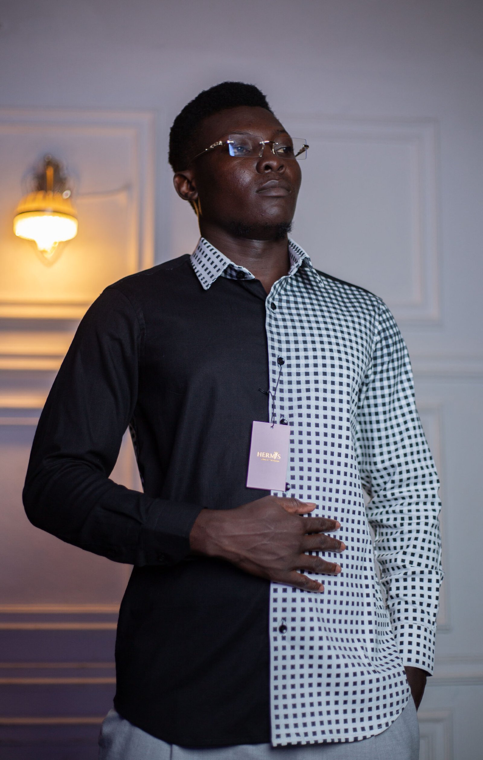 Chemise homme noire à empiècements graphiques blancs