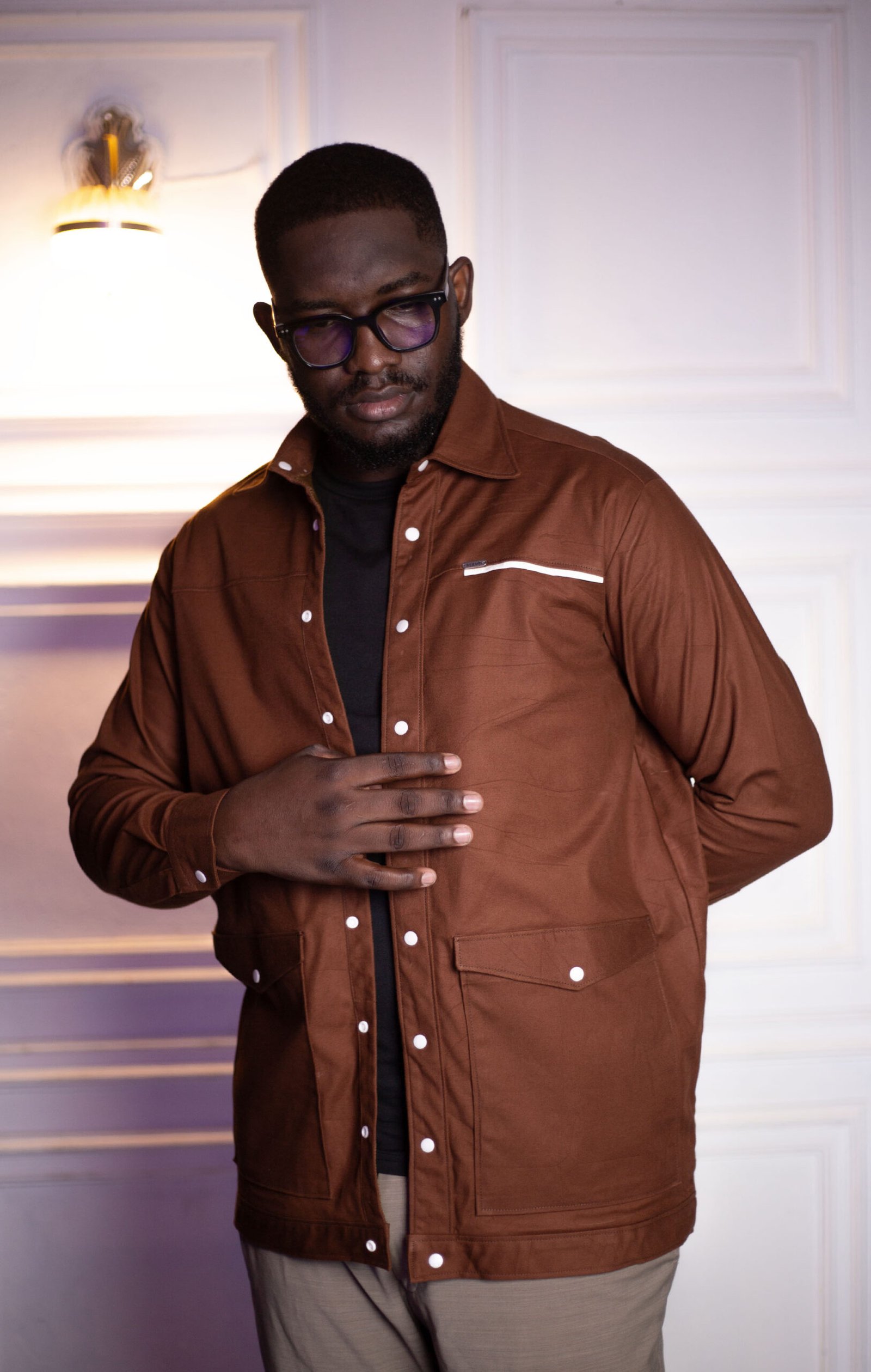 Veste surchemise marron cognac style saharienne à boutons blancs
