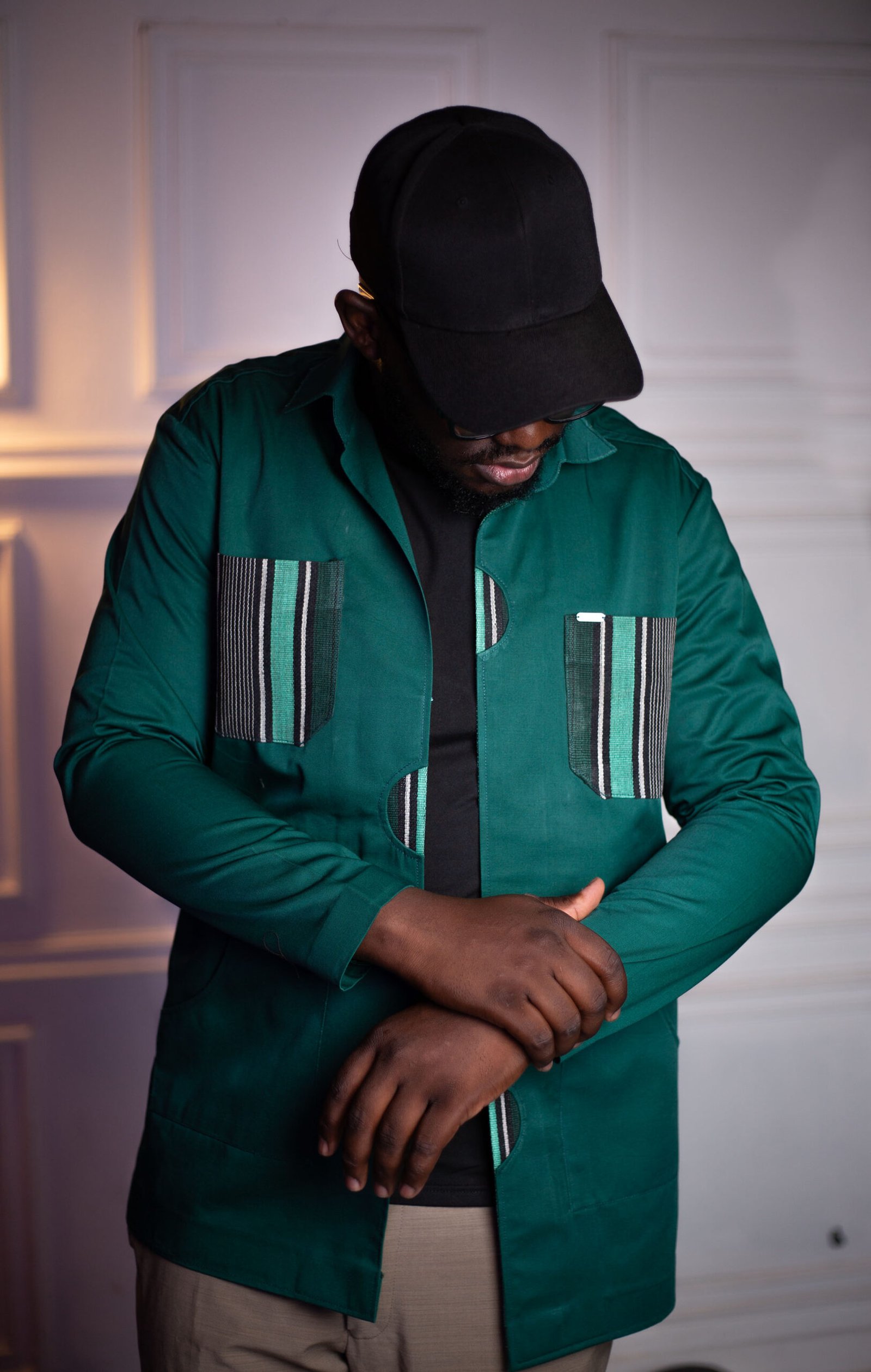 Veste surchemise vert émeraude à poches tissées rayées & incrustations arrondies
